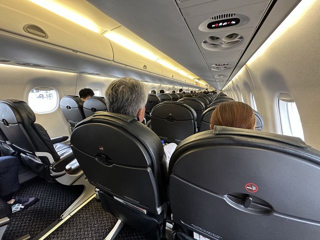福岡空港→高知(龍馬)空港へ。JAL『エンブラエル』で高知へ飛ぶ。