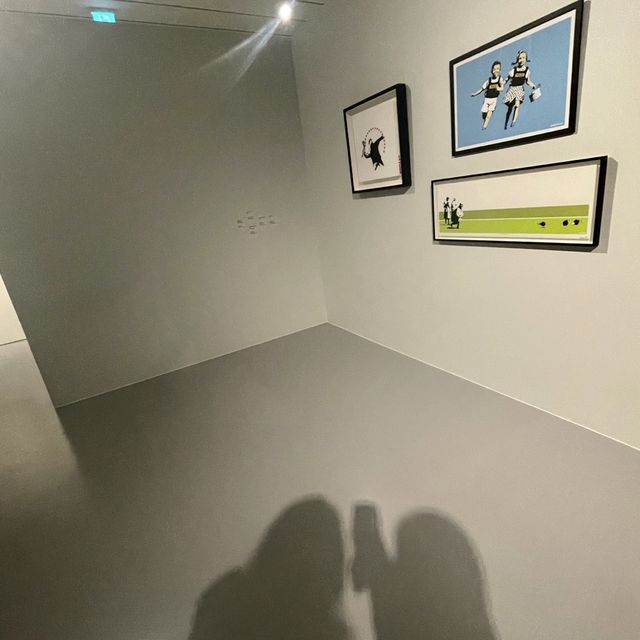 러브 인 파라다이스 뱅크시, 키스해링💘