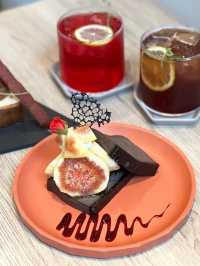 【福岡カフェ】カラフルなチーズケーキとドリンクが楽しめる