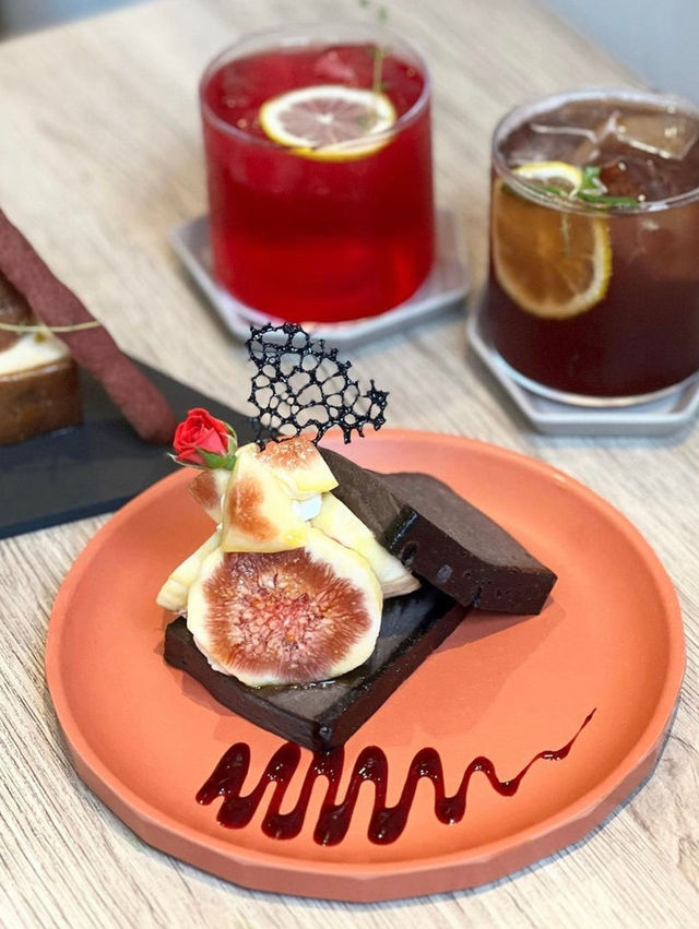 【福岡カフェ】カラフルなチーズケーキとドリンクが楽しめる