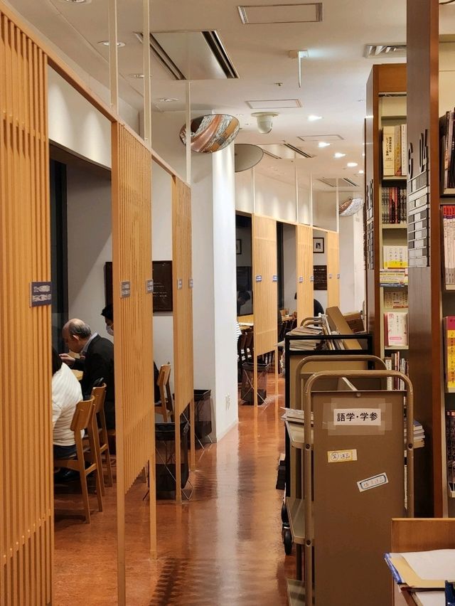 책과 잡화, 카페 모두 있는 대형 문화공간 마루젠마루노우치 본점