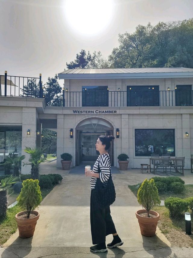겹벚꽃이 예쁘게 핀 유럽풍카페🌸