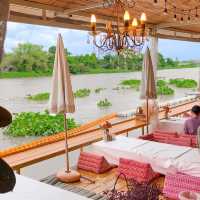 คาเฟ่ลับริมน้ำที่ต้องนั่งเรือเข้าไปเท่านั้น