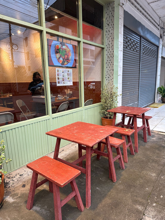 ร้านอาหารง่ายๆ ฉบับนักเรียน ร้านออกรส สกลนคร