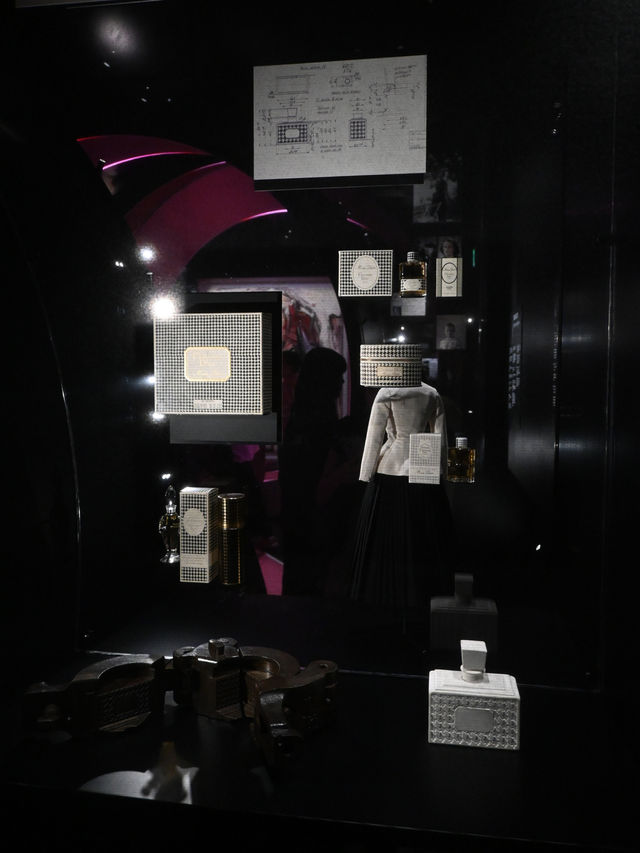 【入場無料】DIORの展覧会MISS DIOR EXHIBITION ある女性の物語✨