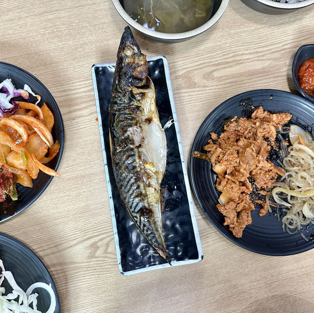 생선구이 정식 가격으로 한식 뷔페까지 먹을 수 있는 김포 현지인 맛집 ‘화덕 품은 고등어’