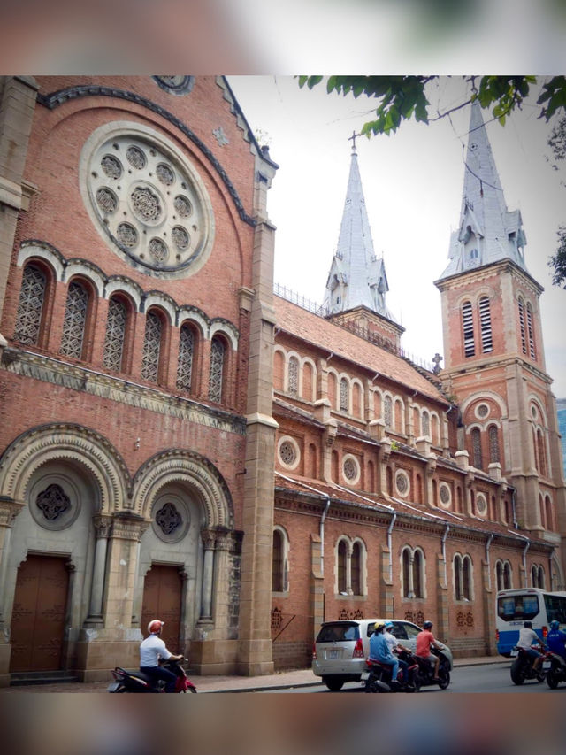 สวย เด่น สมกับที่เป็นแลนด์มาร์ค⛪️ของเมืองโฮจิมินห์
