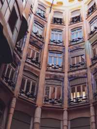 【あなたはどっち派？】建築好きへおすすめしたいガウディの代表作！
