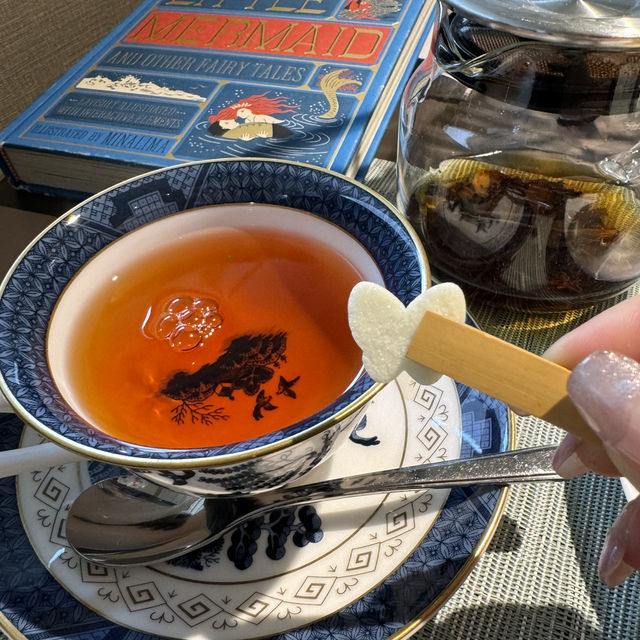 本棚に囲まれたハリー・ポッターの世界が楽しめるホテル