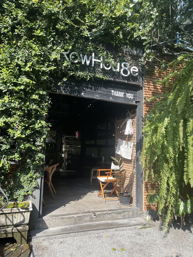 คาเฟ่บรรยากาศดี ถ่ายรูปสวย ที่ Row Hou8e Cafe