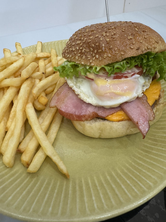 【北九州カフェ】国産素材にこだわったボリューム満点のハンバーガー🍔