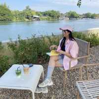 Roccia Cafe Kanchanaburi ใกล้สะพานข้ามแม่น้ำแคว