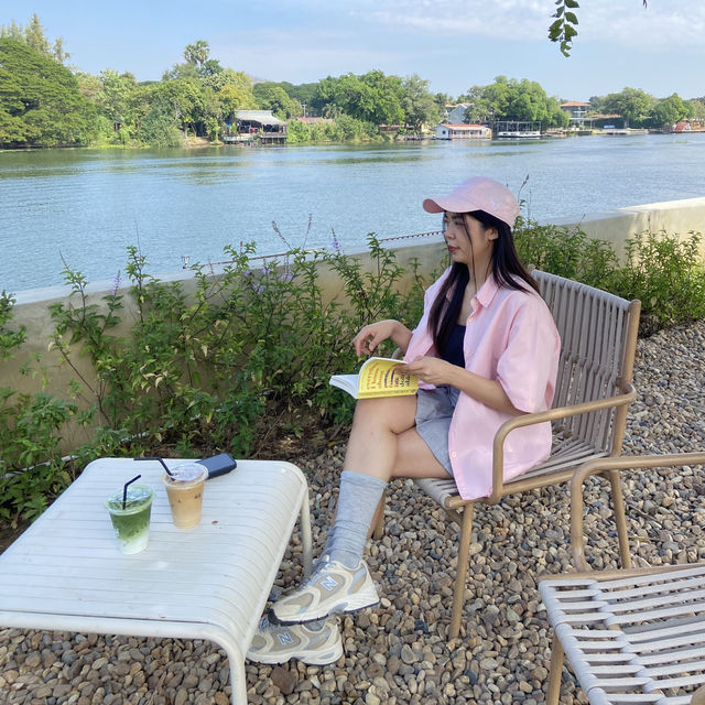 Roccia Cafe Kanchanaburi ใกล้สะพานข้ามแม่น้ำแคว