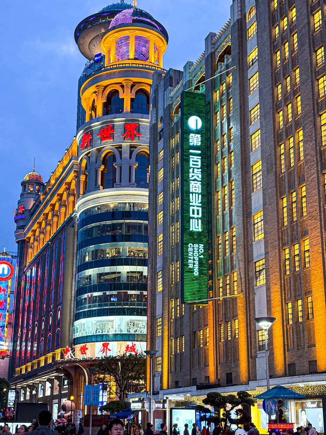 從外灘眺望東方明珠塔，順遊南京步行街體驗迷人的城市夜景