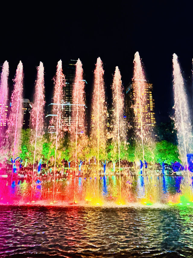 【クアラルンプール🇲🇾】ツインタワーの噴水ショー—幻想的な夜の絶景！ 🌊✨