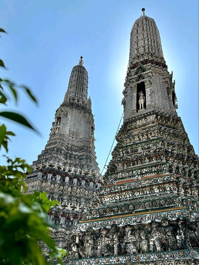 ✨ Wat Arun: The Temple of Dawn’s Majestic Beauty! 🌅🏯