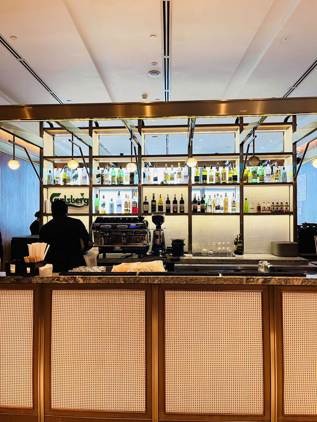 Relax in Elegance: Plaza Premium Lounge KLIA – Your Gateway to Comfort! ✨