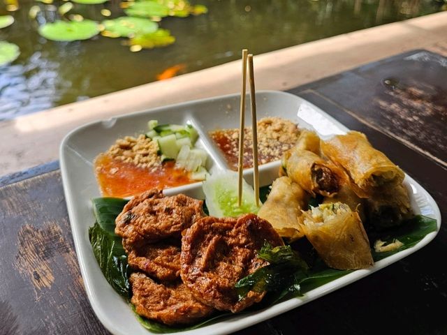 เรือมอญ ริมสวน