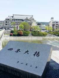 京都｜歷史悠久的鴨川四条大橋 
