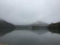 ชิลกลางสายหมอก พักใจกลางธรรมชาติที่ Yuno Lake