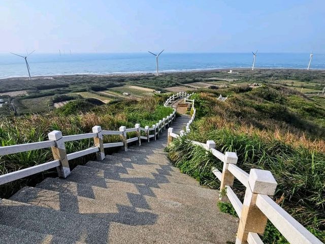 高美濕地賞落日，浪漫的金黃色海天一線