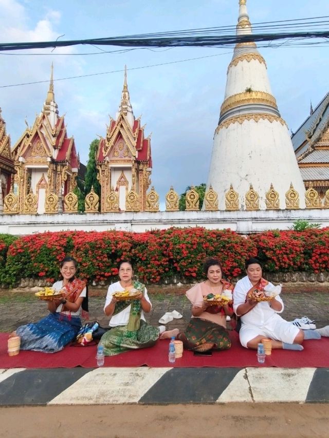 ตักบาตรข้าวเหนียววัดหลวงปากเซ ไหว้ศาลหลักเมือง