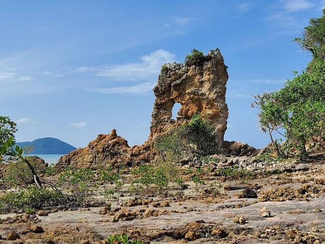 Gerbang Laut Pulau Mawar: Where the Ocean Paints on Giant Canvases" 🌊🎨