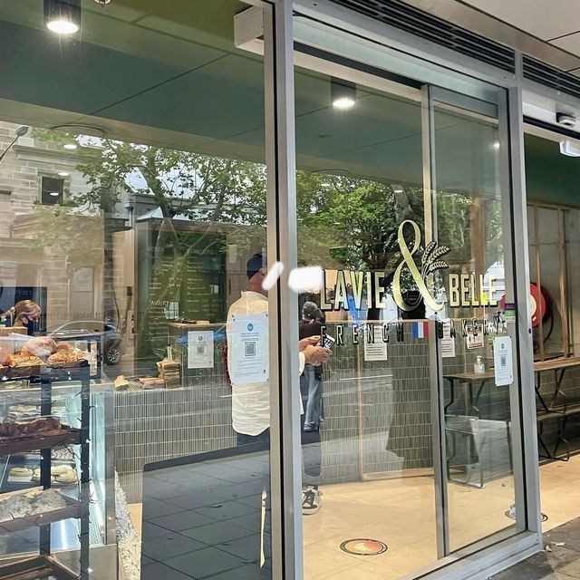 🇦🇺 毎日焼き上がたてのパンが綺麗に並ぶベーカリーカフェ