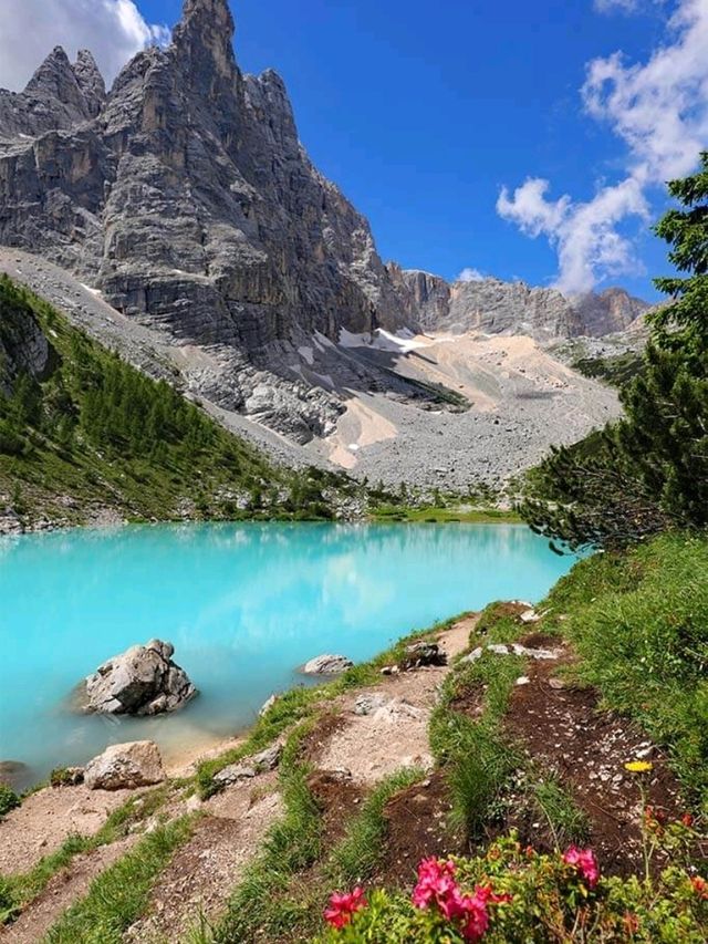 Lago Sorapis: A must-visit attraction in Dolomites!