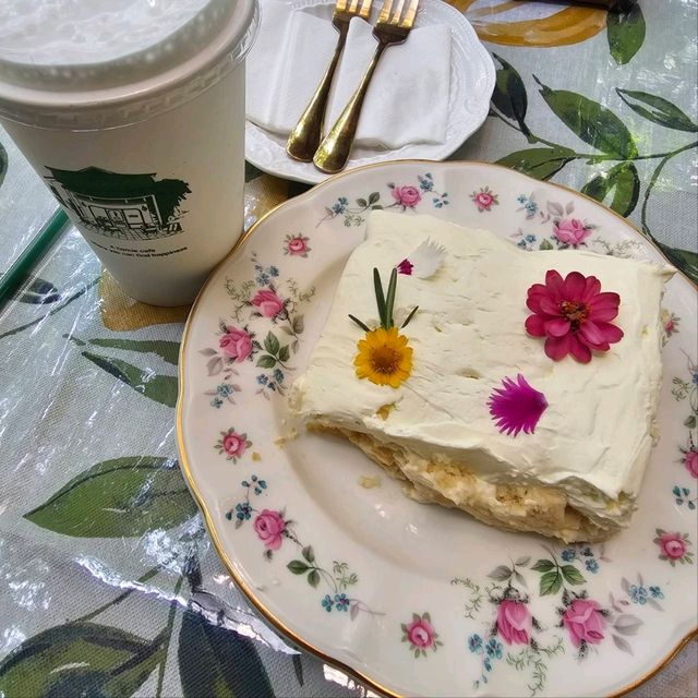 คาเฟ่ในโชว์รูมขายกระเบื้อง : บ้านก๋งคาเฟ่ Gongcafe