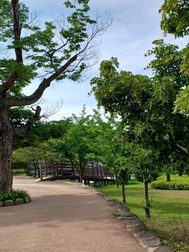 바람을 따라 걷는 돌길 위의 사색