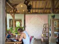 A Tranquil Garden Café in Jungut Batu