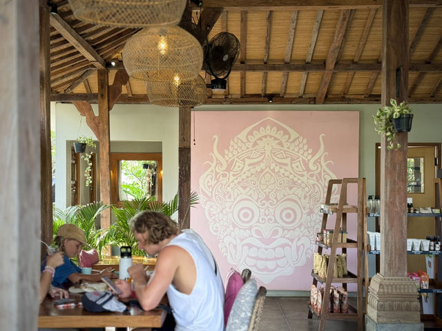 A Tranquil Garden Café in Jungut Batu