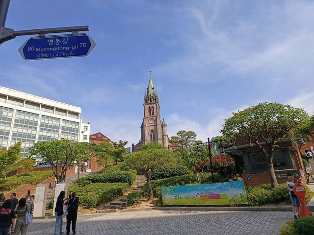 明洞聖堂，都市中的心靈綠洲。