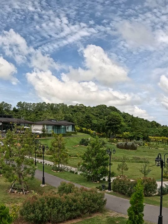 The chalet cafe' คาเฟ่กลางหุบเขา