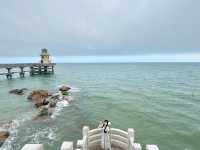 **🌊 汕頭南澳島｜夢幻「錢澳灣燈塔」打卡攻略！綠頂白塔的浪漫地標，免費入場！**  