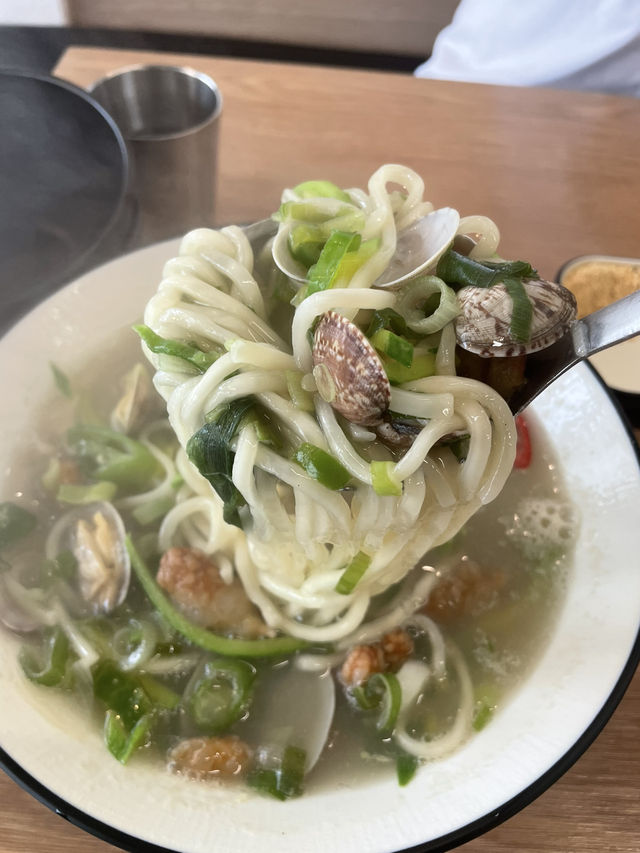 국물 한 숟갈에 마음이 놓이는 곳, 신창동 바칼칼국수 