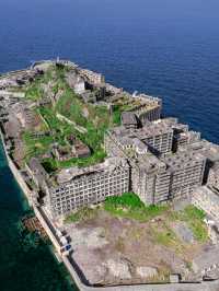 ⛴️廃墟に眠る記憶。軍艦島で“生きた歴史”に触れる旅へ🏚️ 長崎港からフェリーで約30分。 「軍艦島（端島）」は、かつ