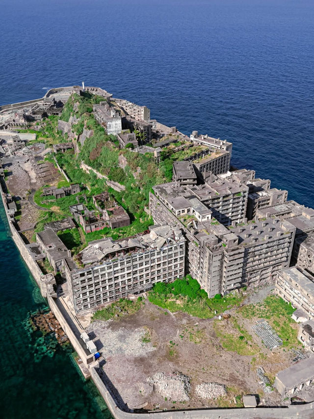 ⛴️廃墟に眠る記憶。軍艦島で“生きた歴史”に触れる旅へ🏚️ 長崎港からフェリーで約30分。 「軍艦島（端島）」は、かつ