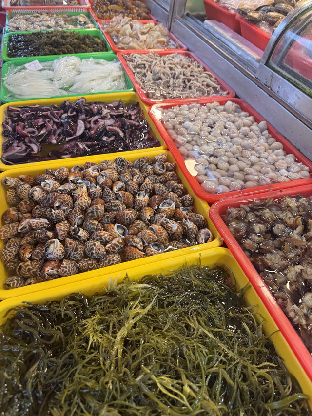치진섬 하루 산책, 향기로운 사원과 군것질 천국