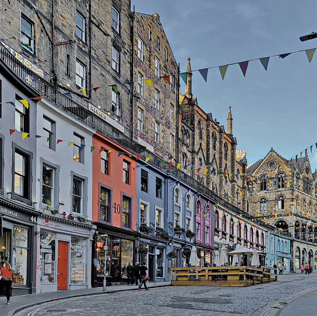 🎨 Cobblestones & Curiosities: Wandering Victoria Street, Edinburgh 