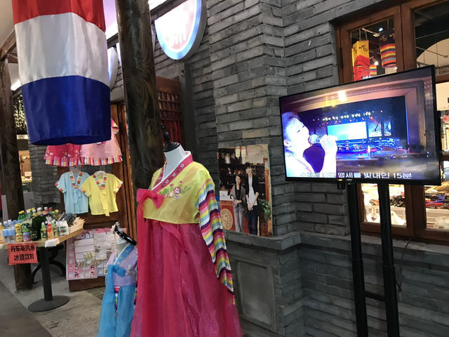 202507丹東： 安東老街夜散步：在歷史與燈火之間，尋一碗牛肉湯飯的安慰