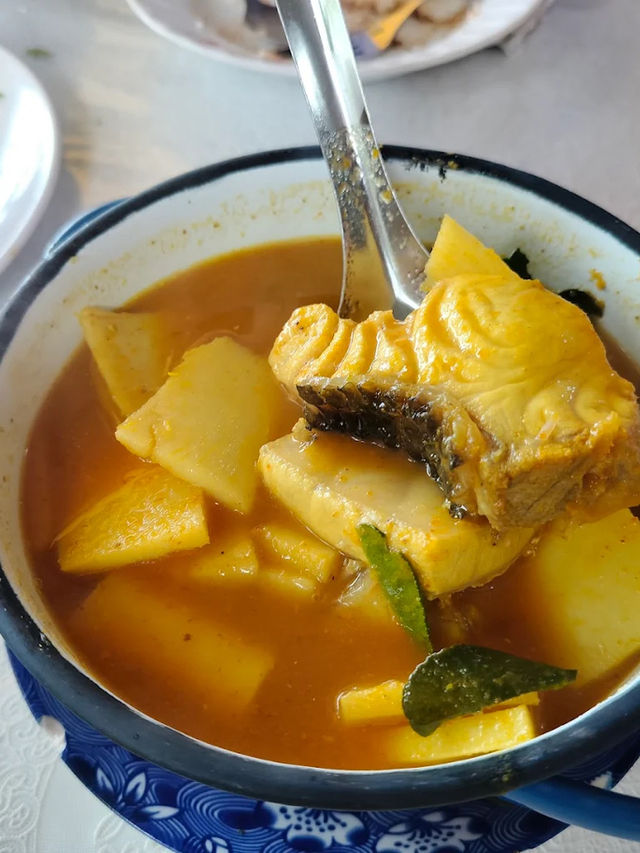 📍 “ต้นมะยม ภูเก็ต” – ร้านอาหารใต้รสเด็ด