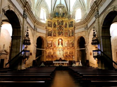 西班牙大西洋沿海朝聖之旅～巴斯克地區
該建築始建於中世紀。如今的教堂保留了兩處建築遺跡——一座是哥德式-文藝復興建築，其中保留了聖殿、三個尖窗、星形拱頂、塔樓和唱詩班席位。另一座是巴洛克-古典主義風格的建築，內部裝飾有十字形和科林斯式壁柱。教堂有三個中殿，中間的中殿比兩側的中殿更高更寬，帶有多邊形後殿，拱頂飾有星形圖案。兩側的中殿則覆蓋著簡單的十字形拱頂。正門設有設計簡樸的古典主義建築門廊。另一個入口位於書信側，由木製門廊保護。教堂內部的亮點包括雕塑家馬丁·魯伊斯·德·祖比亞泰創作的主祭壇畫。
#9月好去處2025#西班牙旅行#比斯開景點   