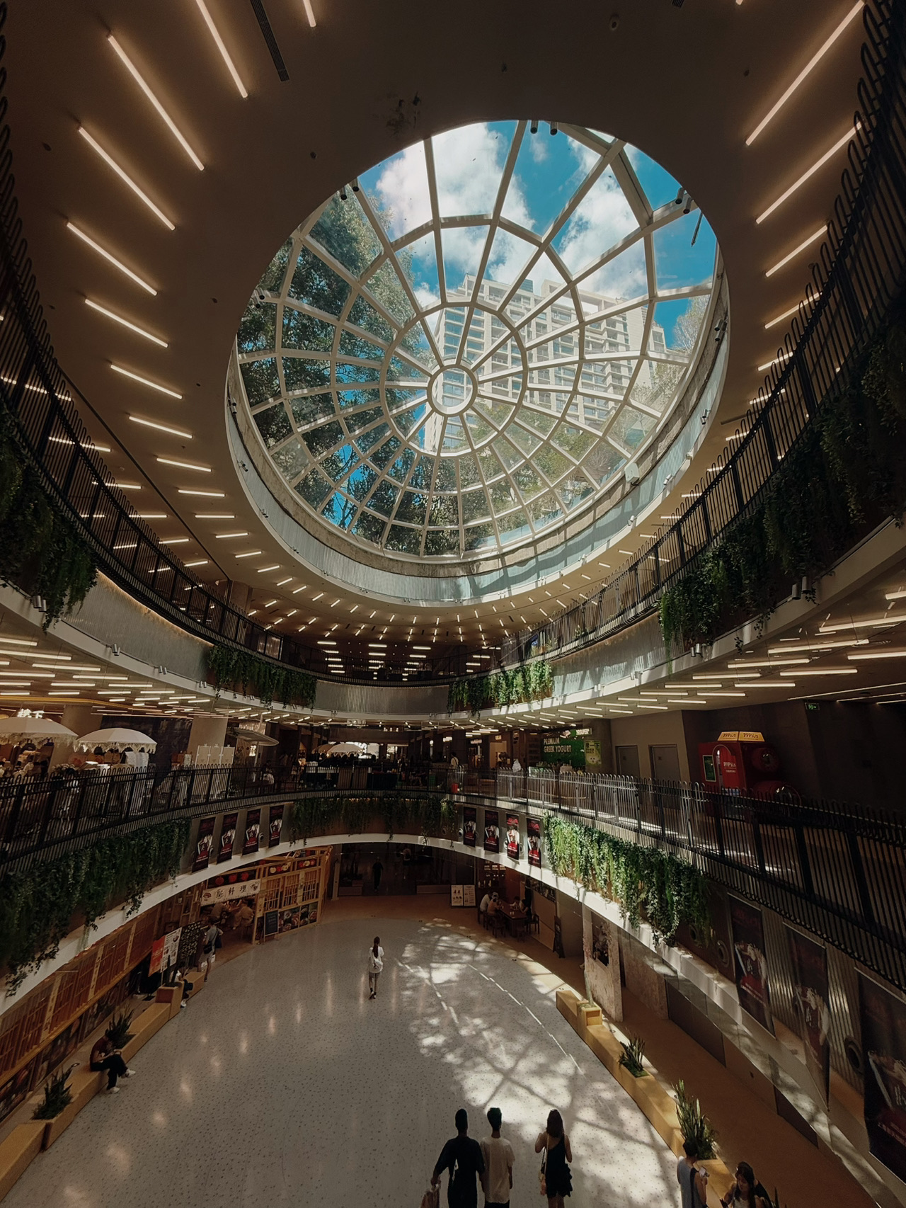 Bersiaplah untuk jalan-jalan di Shanghai yang benar-benar luar biasa! 🇨🇳✨

Mulailah perjalanan Anda di Jalan Anfu (An Fu Lu, Xuhui Qu, Shanghai Shi, China – buka 24/7). Tempat ini benar-benar memiliki suasana: vila-vila klasik yang elegan, kedai kopi artistik, dan toko roti dengan aroma yang begitu menggoda sehingga Anda pasti ingin berhenti dan mencicipi. 🍰☕️ Ambil beberapa foto di bawah jalanan yang dipenuhi pepohonan dan rasakan seperti sedang berada dalam film retro!

Selanjutnya, berjalanlah ke Jalan Wukang (Distrik Xuhui, Shanghai – buka sepanjang hari). Tempat ini terkenal di Instagram karena bangunan bersejarahnya dan kafe-kafe di sudut yang ikonik—sempurna untuk momen karakter utama Anda. Berjalan di sini terasa seperti menghentikan hiruk-pikuk kota sejenak.

Ketika Anda siap untuk menikmati pemandangan cakrawala yang memukau, kunjungi The Bund (Jalan Zhongshan Timur, Distrik Huangpu, Shanghai – di tepi Sungai Huangpu, buka sepanjang hari). Baik siang maupun malam, pemandangan di sini benar-benar 🤯 – kemegahan dunia lama di satu sisi, gedung pencakar langit futuristik di sisi lainnya. Pastikan untuk berjalan di sepanjang tepi sungai untuk menikmati pemandangan kota Shanghai yang klasik.

Pemberhentian terakhir: Xintiandi (6-7, Lane 123, Jalan Xingye, Distrik Huangpu, Shanghai – buka sepanjang hari). Tempat ini adalah perpaduan antara kehidupan malam Shanghai dan sejarah: butik-butik lucu, restoran, dan bar yang tersembunyi di dalam bangunan Shikumen yang telah direnovasi. Sempurna untuk makan malam santai atau sesi foto saat matahari terbenam.

Apakah Anda suka menjelajahi toko roti atau menikmati suasana tepi sungai, jalan-jalan di Shanghai menawarkan semua nuansa—dari yang super santai hingga yang benar-benar megah. 🌳✨

Siap untuk menjelajah? Cek trip.com untuk penawaran perjalanan terbaik dan tips perencanaan!