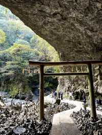 洞窟内の鳥居・・神秘的な雰囲気 願いを叶える為に積まれた石・・