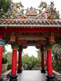 ไหว้พระในวันที่ฝนพรำ บรรยากาศสงบอย่างบอกไม่ถูก