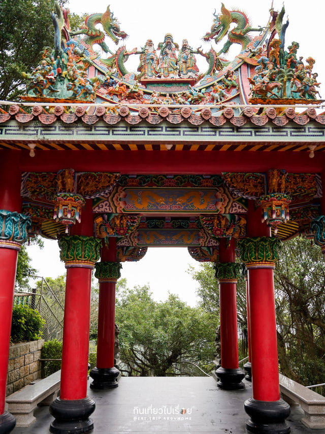 ไหว้พระในวันที่ฝนพรำ บรรยากาศสงบอย่างบอกไม่ถูก ไหว้พระในวันที่ฝนพรำ บรรยากาศสงบอย่างบอกไม่ถูก