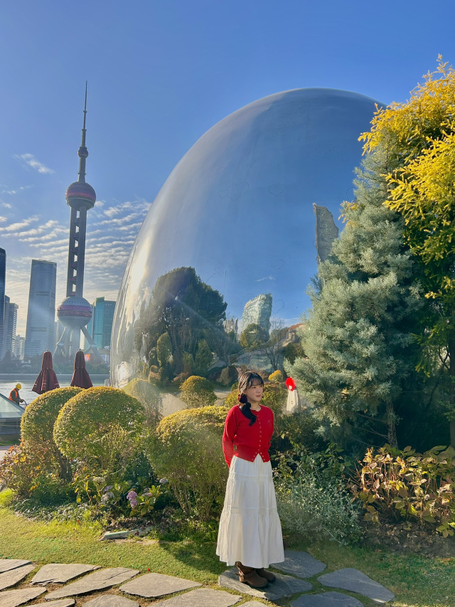 If you're looking for a photo spot in Shanghai where you can take great pictures and enjoy a relaxing atmosphere, the place I highly recommend these days is Xiaojudian · North Bund Sailing Park 📸
The Bund is always crowded because it's so famous, right? But this spot, while still along the Huangpu River, is much quieter, making it perfect for setting up a tripod to take photos or simply enjoying a peaceful walk 🤍
From across the river, you get a full view of the Shanghai financial district skyline, and as the sun sets, the glow spreads over the river, creating a magical atmosphere 🌇. Just wait a little longer, and you'll be treated to the nighttime view ✨. The building lights reflecting on the river make for unbelievably stunning photos.
Personally, I strongly recommend this spot for:
✔️ Couples traveling together
✔️ Solo travelers looking for a serene walk
✔️ Anyone wanting to capture the perfect shot 🩵
When the Bund gets too crowded, and you want to quietly enjoy Shanghai's night views, make sure to include this spot in your itinerary!
