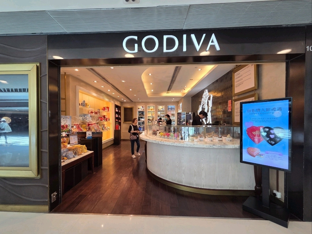 The Labubu collaboration gift box is a must-buy! @Godiva Chocolate
